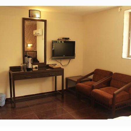 Hotel Ganesh Palace Мумбай Екстериор снимка